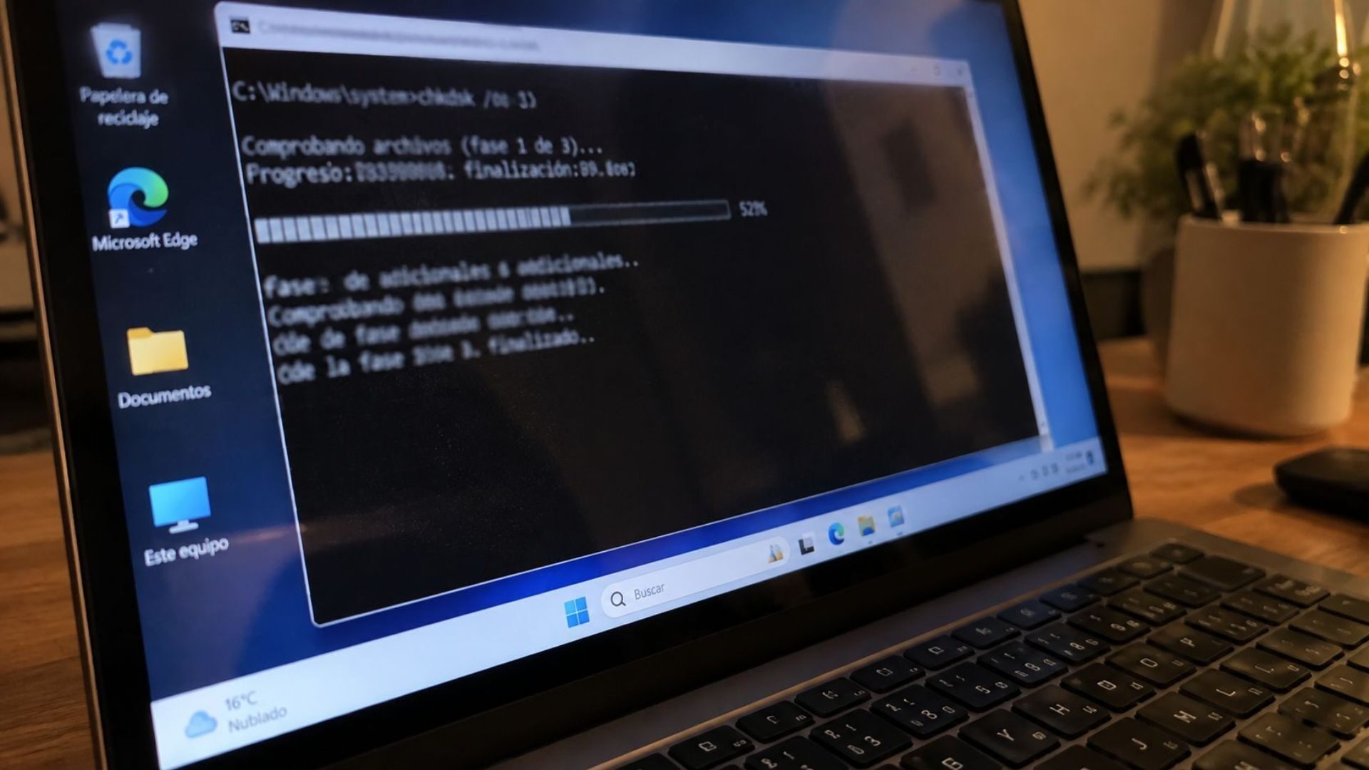Símbolo del sistema ejecutando sfc scannow con la verificación al 30 por ciento