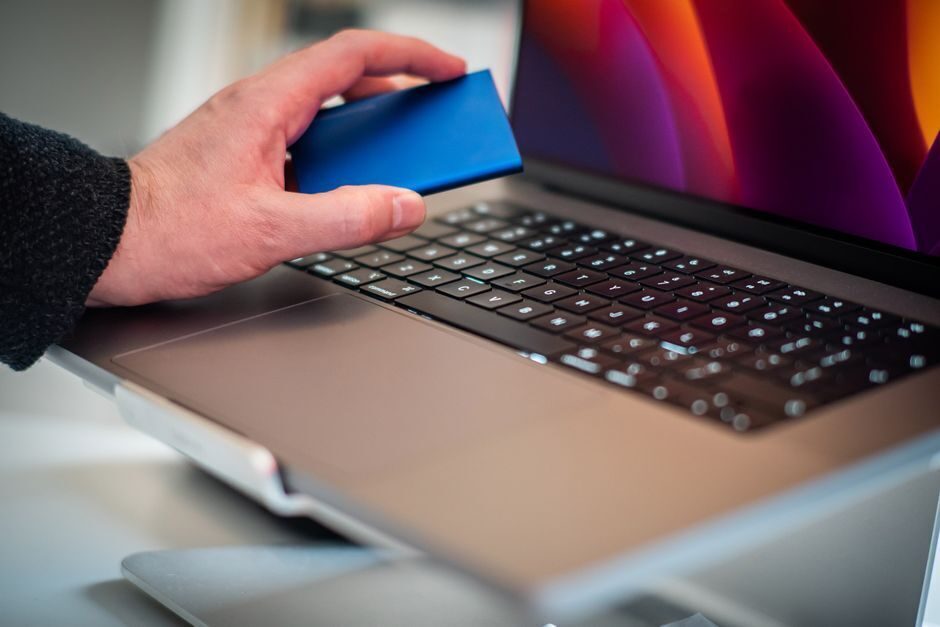 Mano sosteniendo un disco duro externo para guardar los archivos recuperados