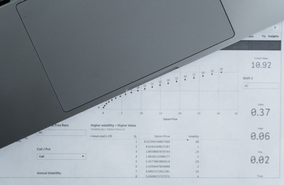 Hojas de datos impresas junto a un ordenador portátil sobre una mesa