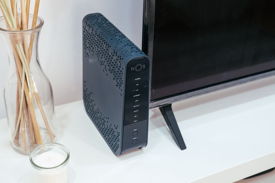 Instalación de red doméstica con el router junto a otros aparatos conectados