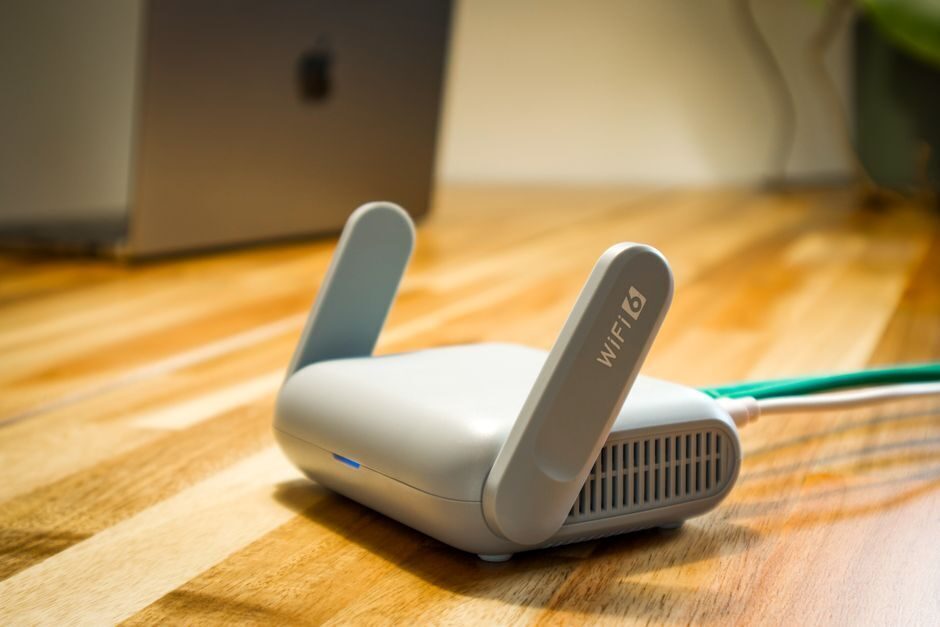 Router WiFi doméstico con antenas sobre un escritorio