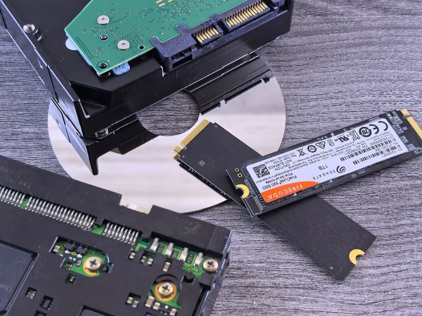 Un SSD NVMe junto a un disco duro mecánico, los dos tipos de almacenamiento